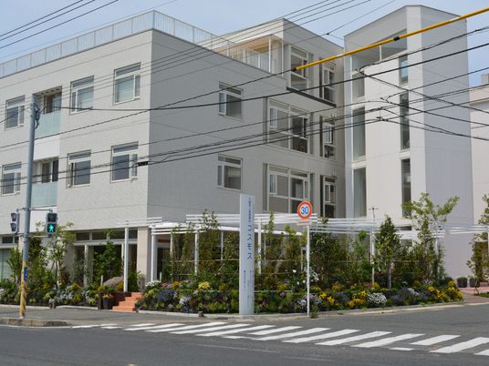 白い建物と花のある外観