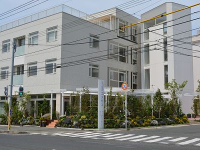 白い建物と花のある外観