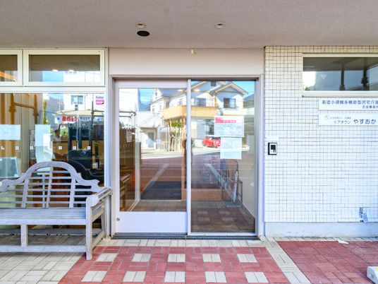 エントランスの明るい外観