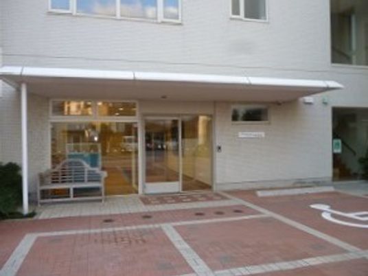 明るいエントランスの風景