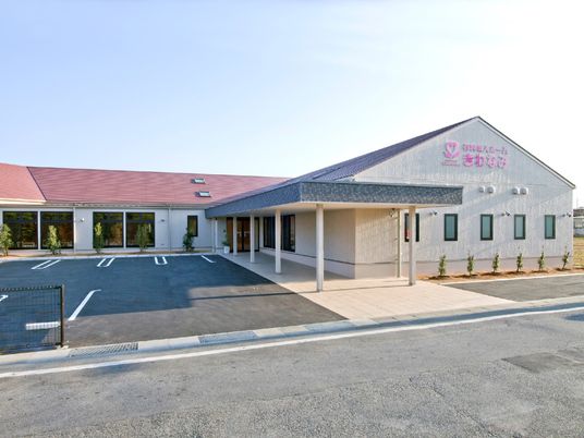明るい外観の建物