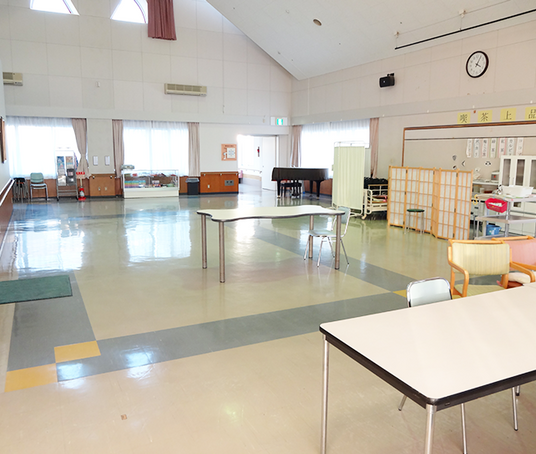 自然光が入る広間