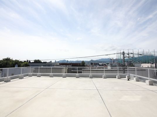 広々とした屋上空間