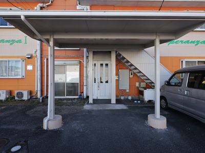 明るい建物のエントランス