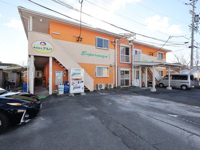 オレンジ色の外観の建物