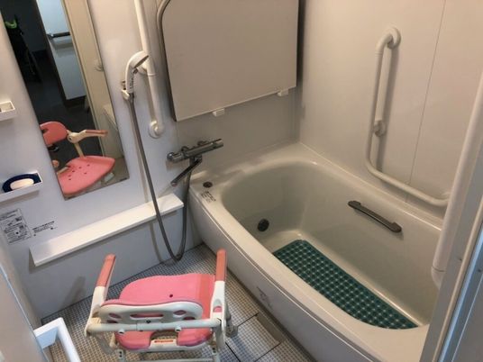 安全な入浴設備の浴室  