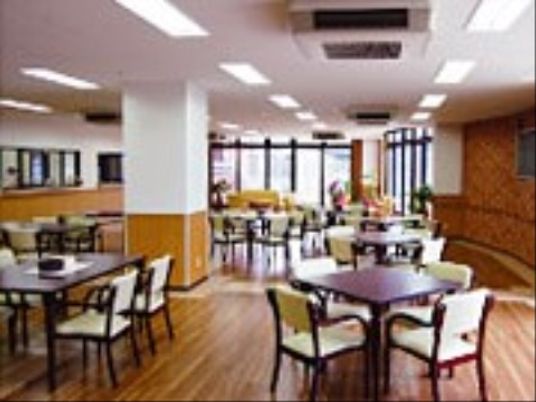 広々とした明るい食堂