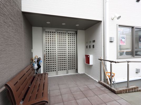 エントランスの綺麗な外観
