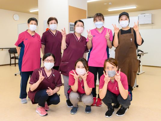 スタッフの元気な集合写真