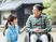 介護士が利用者と対話する様子