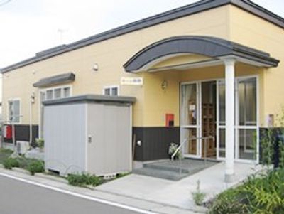 明るいエントランスの外観