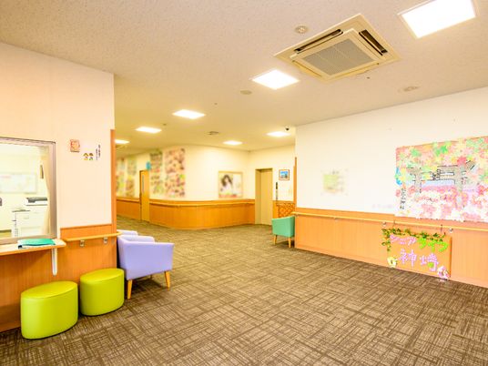 広々とした明るいロビー