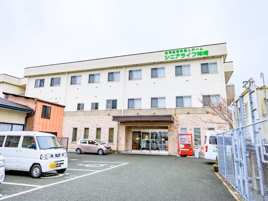 白い建物の明るい外観