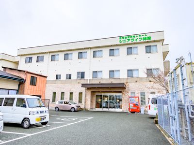 白い建物の明るい外観
