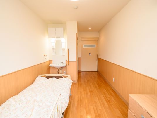居室のベッドと洗面所