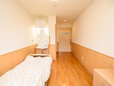 居室のベッドと洗面所