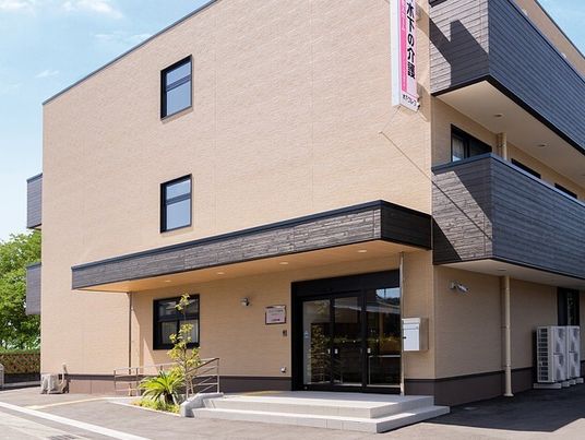ベージュの壁の建物エントランス