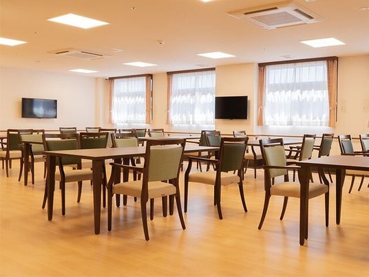 広々とした明るい食堂
