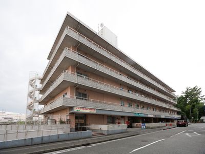 多階層の建物の外観