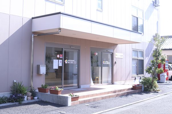 広々とした明るいエントランス