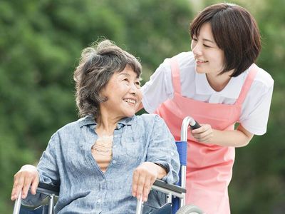 介護スタッフと利用者の和やかな様子