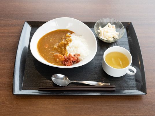 カレーライスとお茶のセット