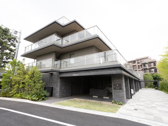 モダンな建物のエントランス