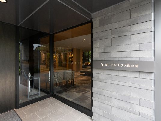 エントランスと看板