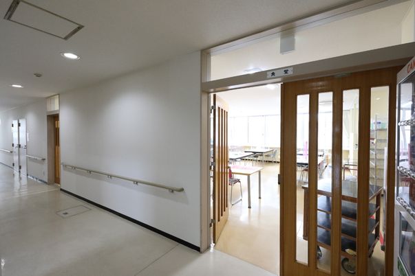 廊下から見た多目的室