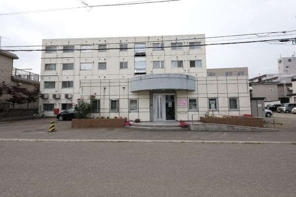 建物の正面エントランス