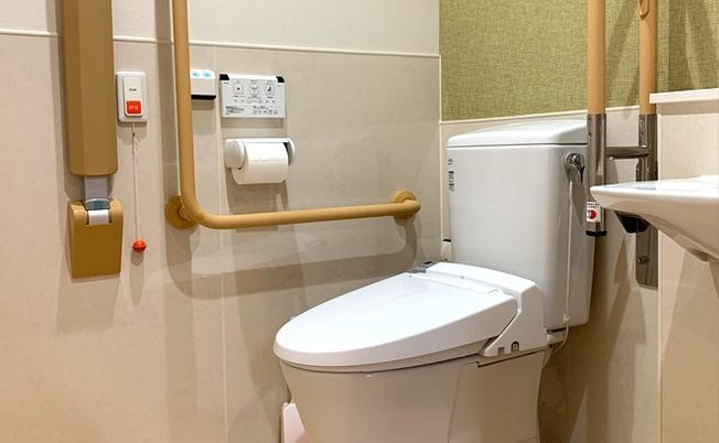 手すり付き清潔なトイレ