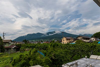 山が見える庭
