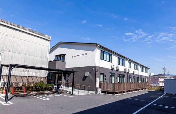 白壁の建物と青空