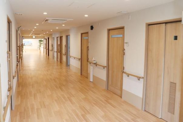 長い木製床の廊下