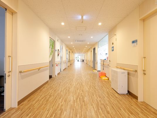 明るく広々とした廊下