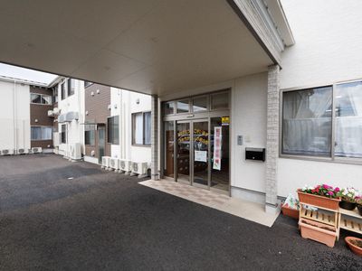 エントランスの明るい外観