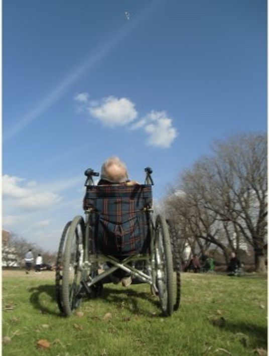 車椅子利用者と青空