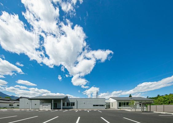 広い駐車場のある外観