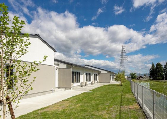 広々とした庭付き建物