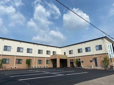 広々とした施設前の駐車場