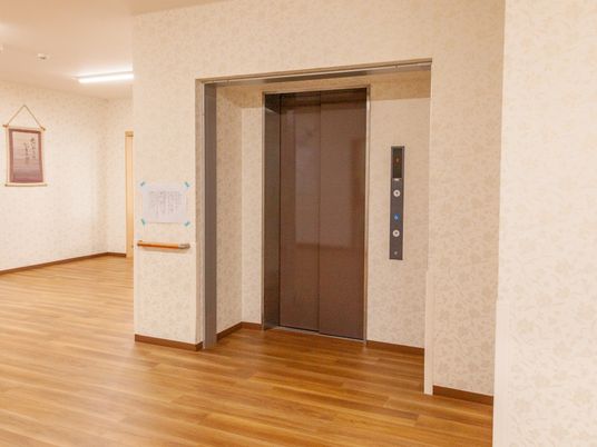きれいな廊下のエレベーター