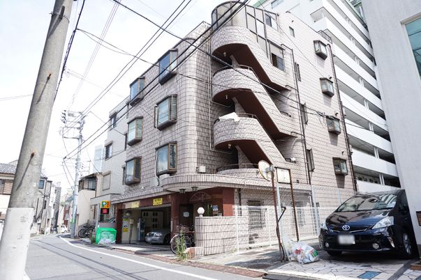 都市型の建物外観
