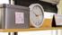 時計と書類箱のある棚