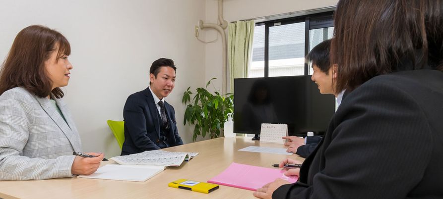 会議をするスタッフイメージ