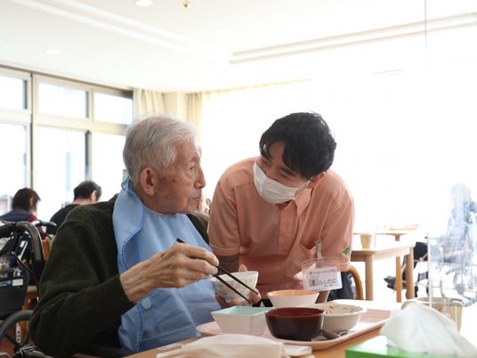 利用者と対話する介護スタッフ
