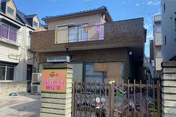 看板がある外観