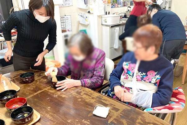 食事準備中の居室