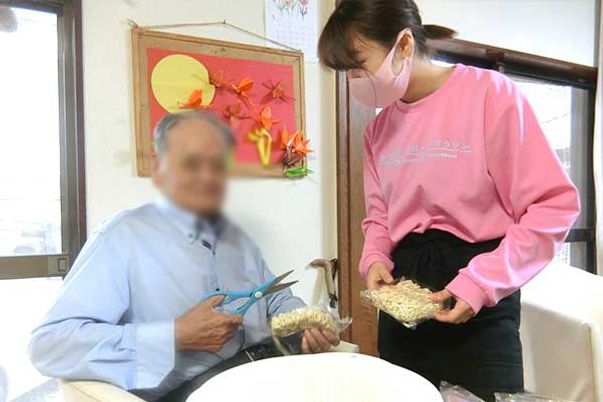 談笑するスタッフと利用者の様子