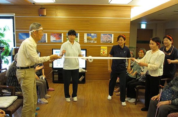 スタッフと利用者の笑顔のラウンジ