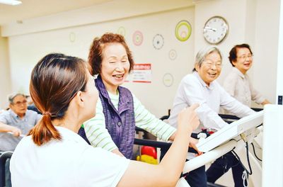 笑顔で機能訓練中の高齢者